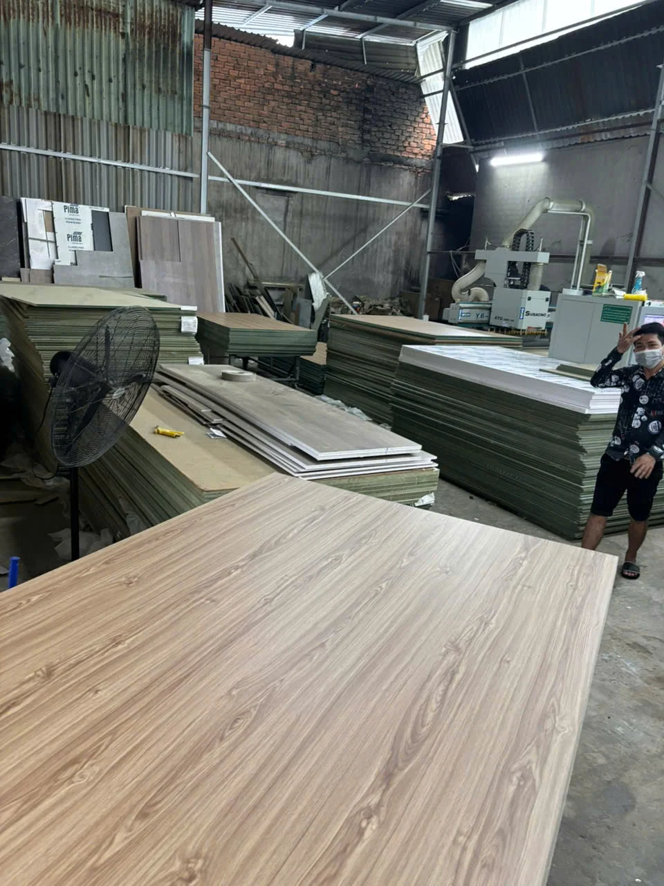 Đường cắt phôi tủ bếp láng mịn, dán nẹp PUR không đường line kháng ẩm nước.