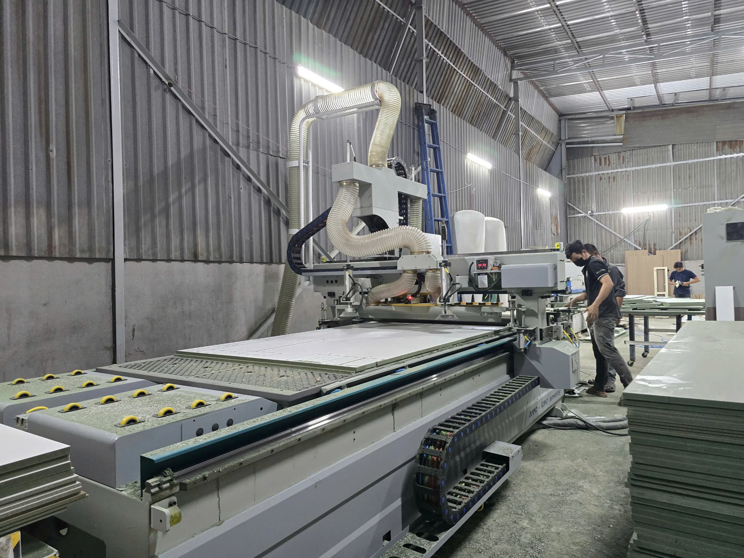Máy dán cạnh tự động keo PUR tại xưởng CNC KTD