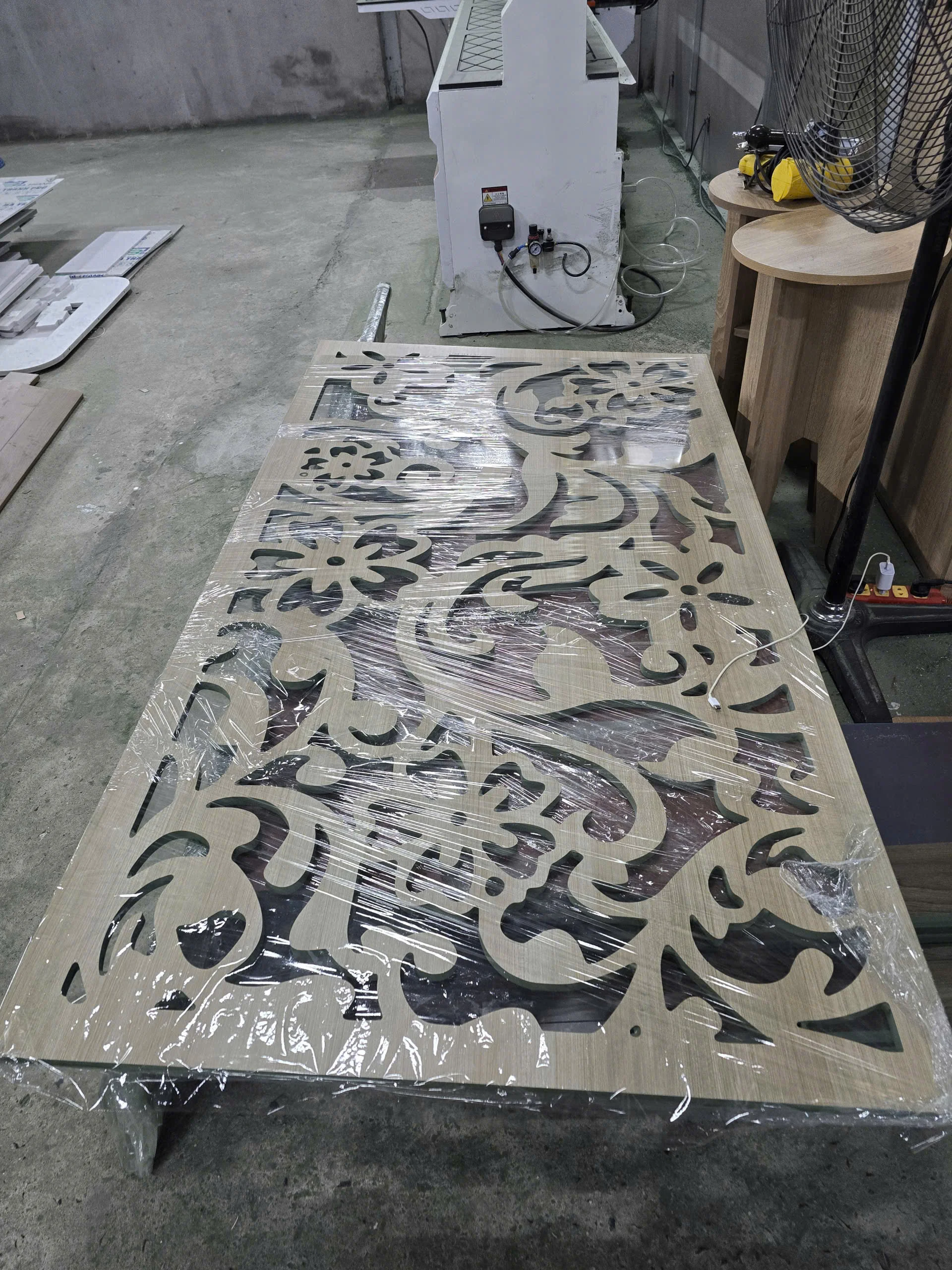Gia công vách ngăn CNC hoa văn và phay huỳnh pano cánh tủ