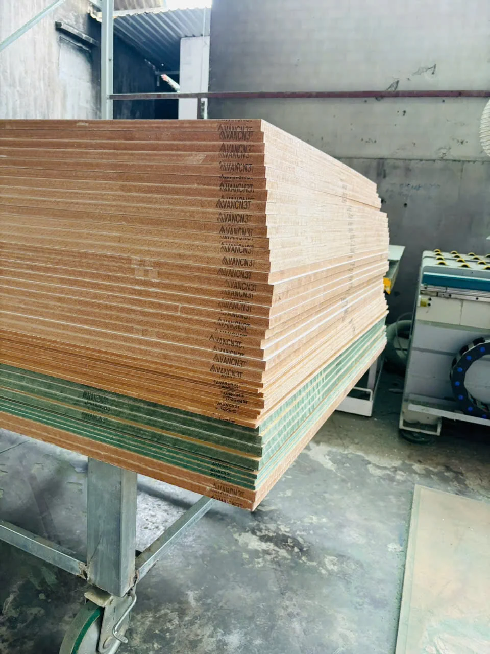 Ván gia công hoàn thiện trên xe đẩy phân loại theo đơn