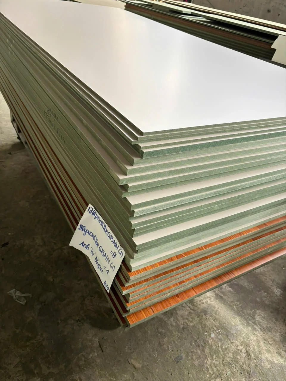 Ván MDF chống ẩm cắt CNC dán tem mã vạch chi tiết