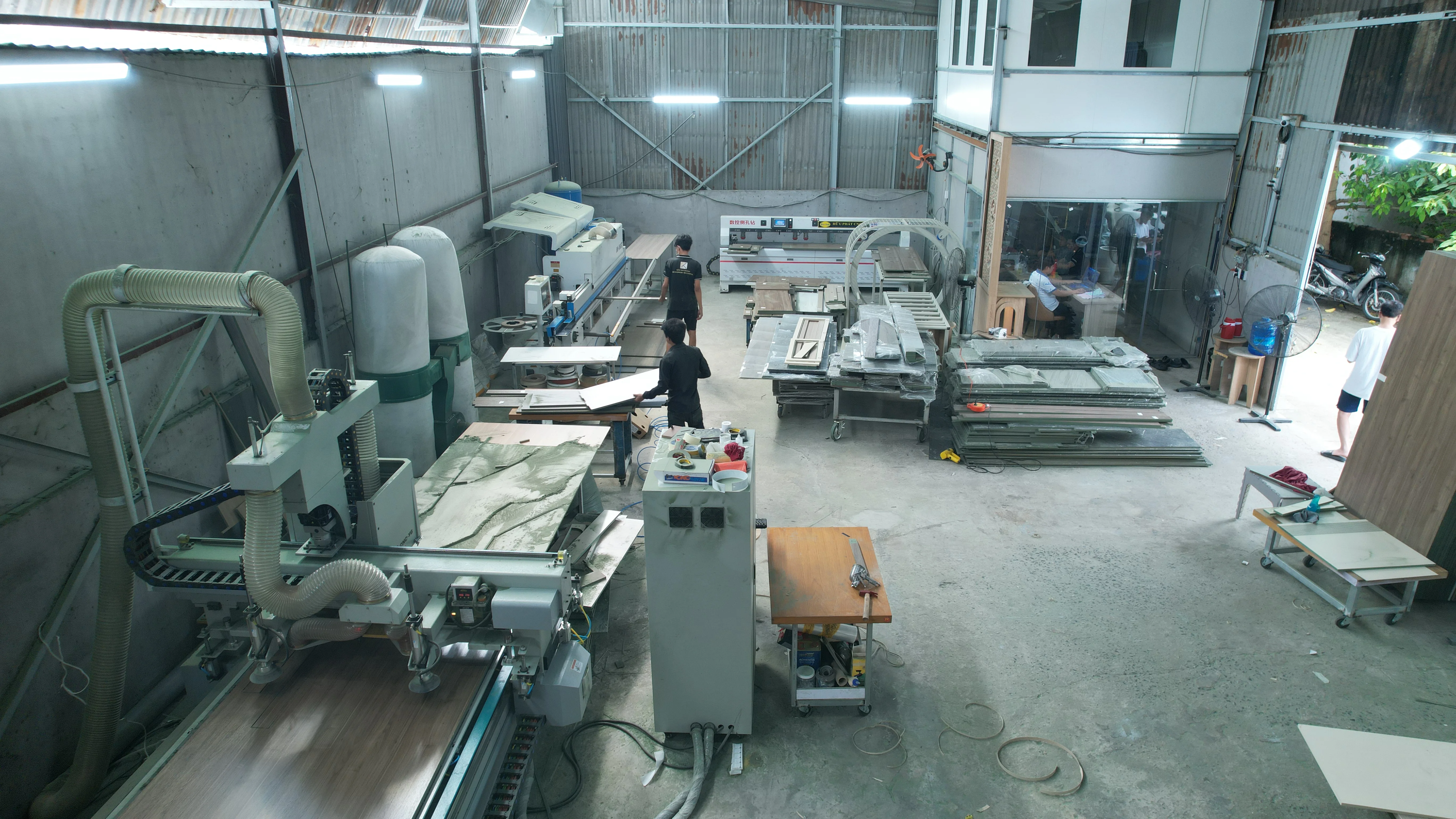 Hệ sinh thái dịch vụ gia công CNC trọn gói từ bóc tách, cắt, dán PUR đến khoan cam.