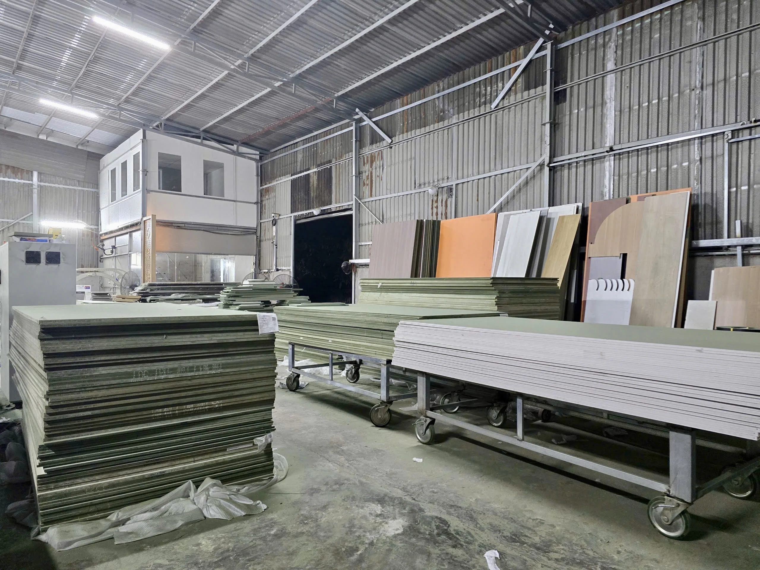 Kho tập kết ván MDF chống ẩm An Cường và Ba Thanh tại xưởng CNC KTD