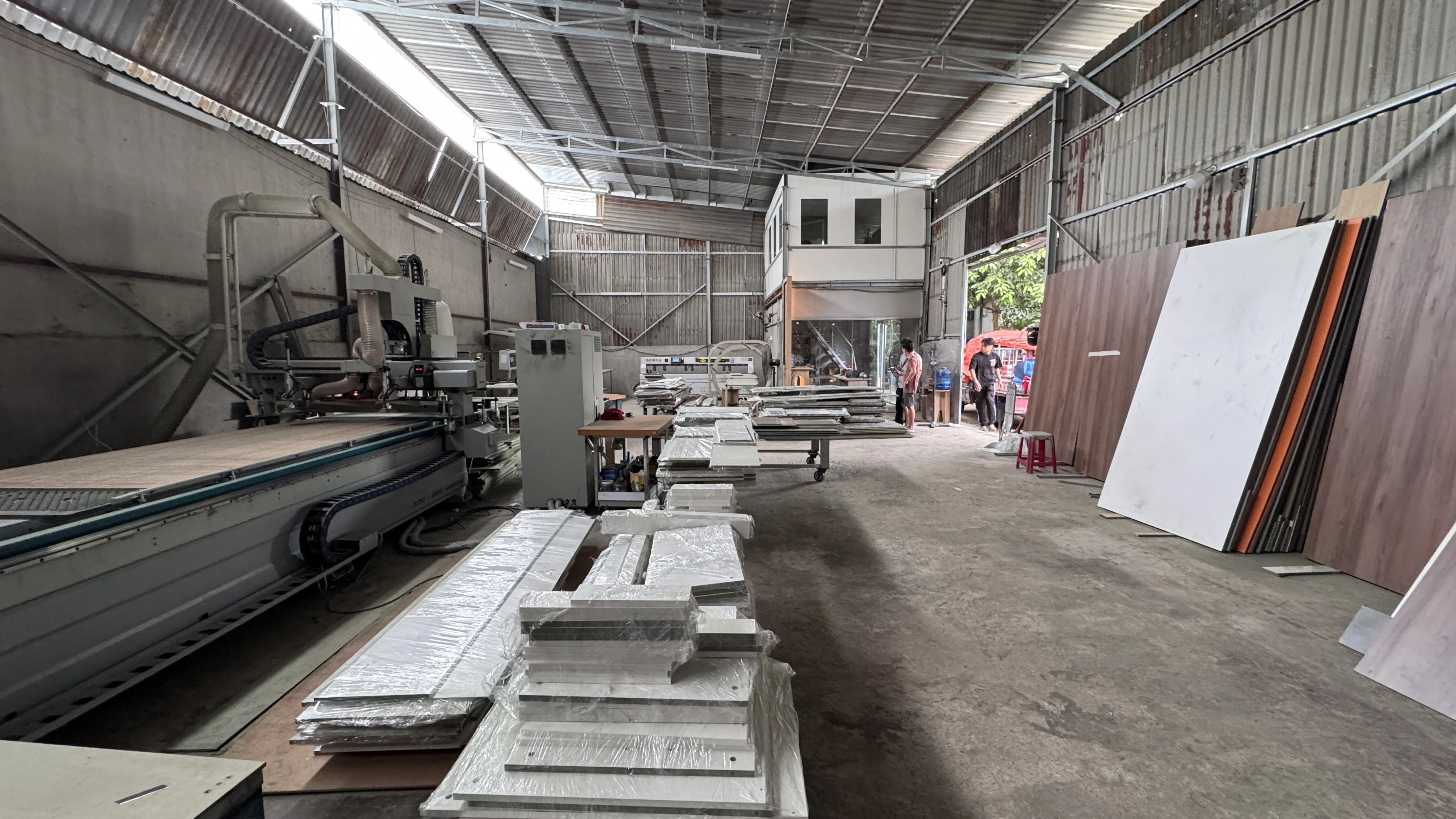 Dây chuyền máy dán cạnh tự động keo PUR tại xưởng