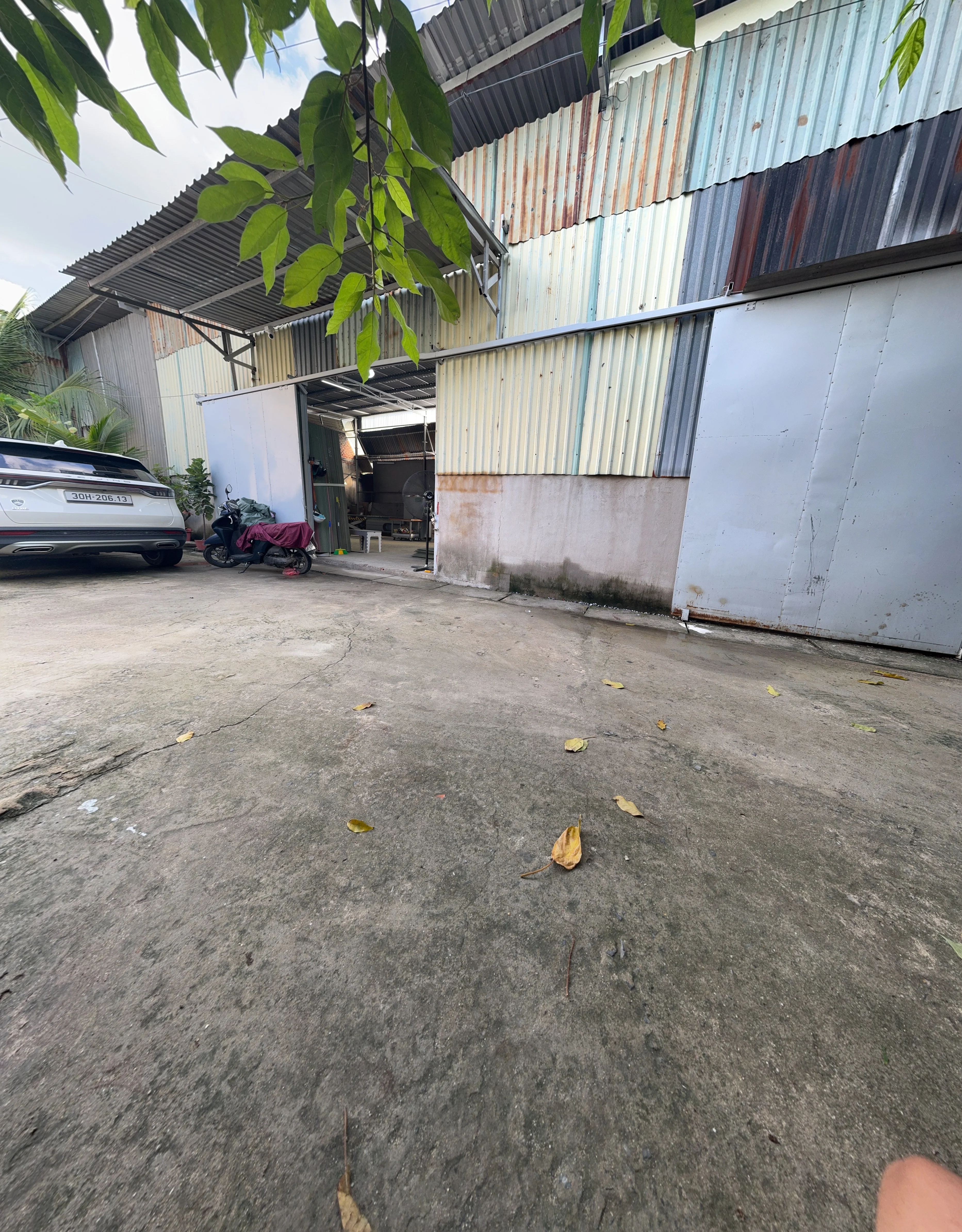 Lối vào xưởng gia công nội thất CNC KTD tại Đông Hưng Thuận Quận 12