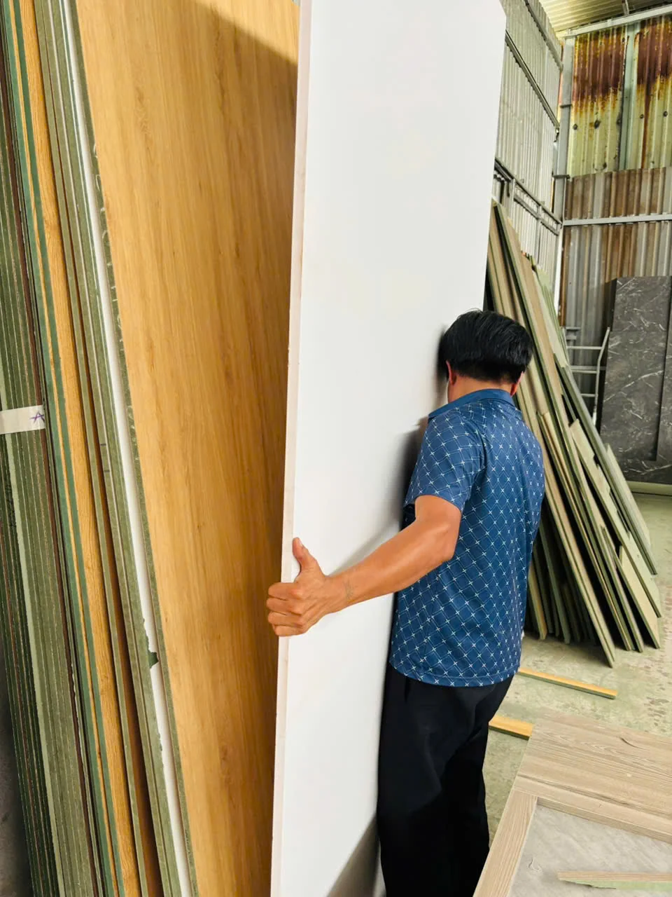 Kiểm tra dung sai thành phẩm phôi ván trước khi đóng gói xuất xưởng.
